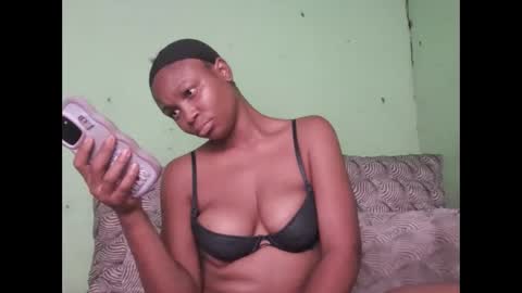 Snapshot of skylour chatting on April 21, 2026, 8:31 am Skylour online show from April 21, 2026, 8:31 am