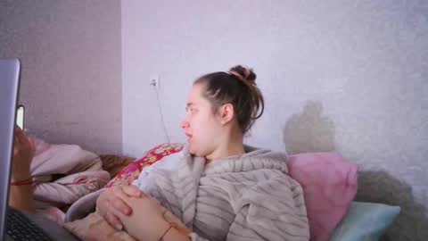 skyressie333 online show from February 9, 2025, 8:11 am