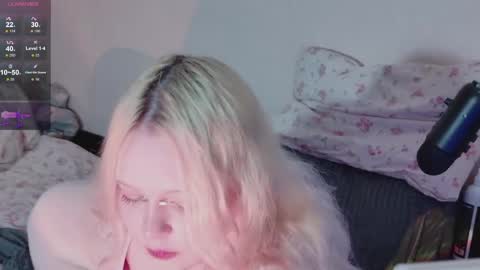 Snapshot of sleepyheadcats chatting on April 7, 2026, 9:15 pm SleepyHeadCat online show from April 7, 2026, 9:15 pm