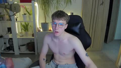 Snapshot of slippery_baby chatting on February 13, 2025, 12:35 am Mila online show from February 13, 2025, 12:35 am