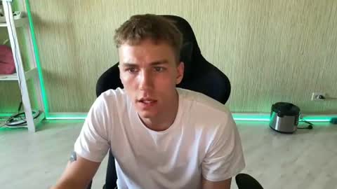 Snapshot of slippery_baby chatting on June 18, 2026, 4:00 pm Mila online show from June 18, 2026, 4:00 pm