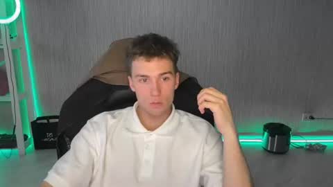 Snapshot of slippery_baby chatting on June 22, 2026, 7:33 pm Mila online show from June 22, 2026, 7:33 pm