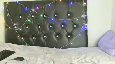 slipperylipsx online show from April 12, 2026, 7:57 am