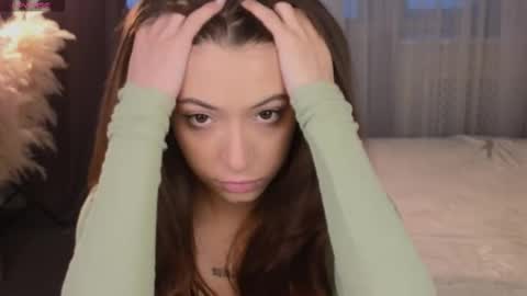 Emilia online show from November 25, 2025, 12:27 pm