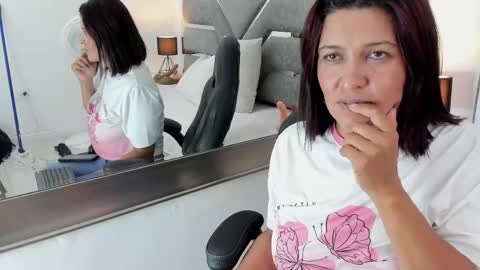 Snapshot of slut_milf_ chatting on April 18, 2026, 9:04 pm slut_milf_ online show from April 18, 2026, 9:04 pm
