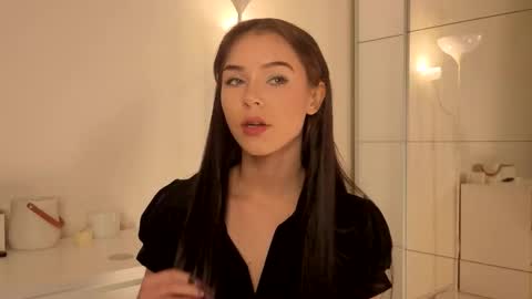 Lily online show from November 16, 2025, 2:11 pm