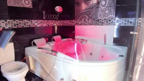 Small Hot19 online show from September 24, 2025, 9:34 am