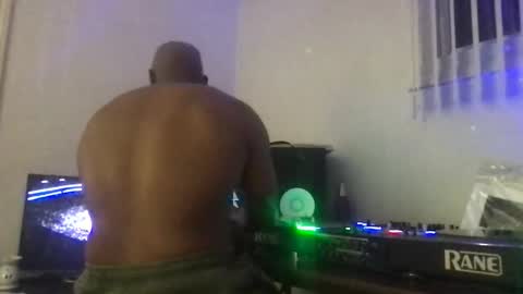 smellmycologne online show from November 22, 2025, 5:17 am