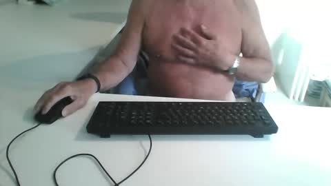 Snapshot of smilesnsmiles chatting on October 20, 2025, 3:01 pm George online show from October 20, 2025, 3:01 pm