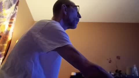 smoke-4-me online show from April 27, 2026, 10:13 am