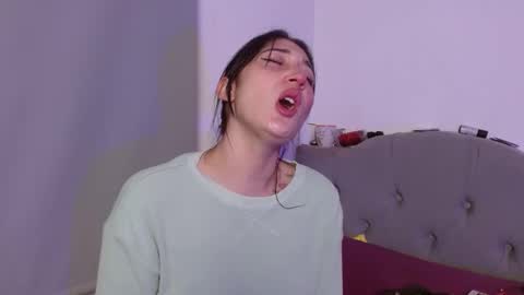 IG     OF red moonn online show from September 19, 2025, 4:58 am