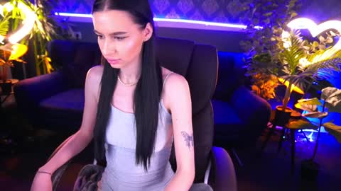 snow_whiteeex online show from January 9, 2025, 2:07 pm