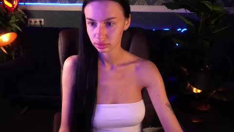 snow_whiteeex online show from September 10, 2025, 5:40 am