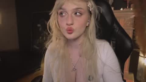 Snapshot of snowflakeskitty chatting on June 28, 2026, 5:19 pm Ellie online show from June 28, 2026, 5:19 pm