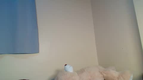 Snapshot of snowie_eyes chatting on December 17, 2025, 12:44 pm Snowie eyes online show from December 17, 2025, 12:44 pm