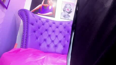 sofia_dias online show from April 18, 2026, 7:45 am