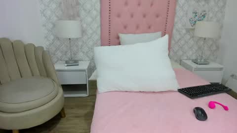 sofia_martinez9 online show from May 5, 2026, 7:55 pm