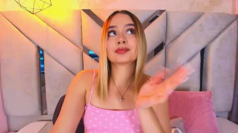 Snapshot of sofia_pamela_ chatting on June 2, 2026, 7:05 pm online show from June 2, 2026, 7:05 pm