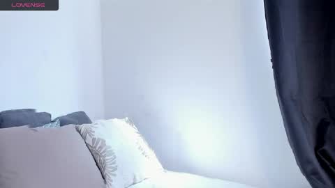 sofiaalarson online show from April 14, 2026, 2:12 pm