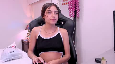 Snapshot of sofiarouge_ chatting on December 28, 2024, 8:25 pm Sofia Help me reach 5K followers online show from December 28, 2024, 8:25 pm