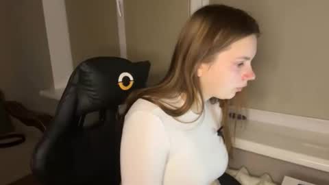 Snapshot of softiris_ chatting on March 22, 2026, 6:33 pm Anna online show from March 22, 2026, 6:33 pm