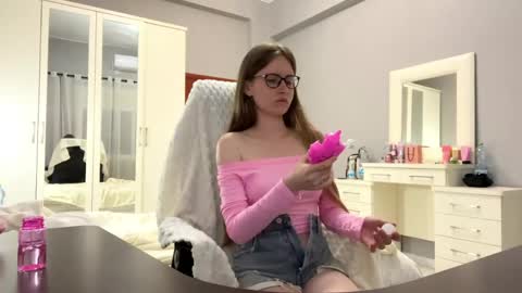softlygirl online show from May 18, 2026, 7:31 pm