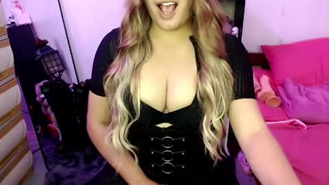 Snapshot of solacegoddess chatting on May 3, 2026, 1:06 pm SOLACE SOLANA online show from May 3, 2026, 1:06 pm