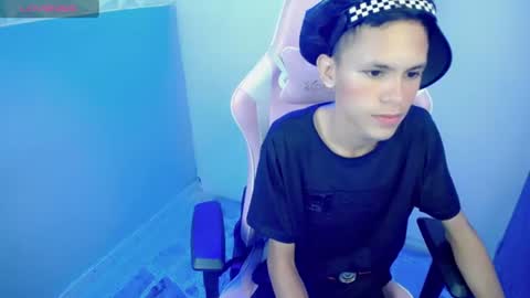 Snapshot of sombra_18 chatting on June 15, 2026, 9:17 pm ESTEBAN online show from June 15, 2026, 9:17 pm
