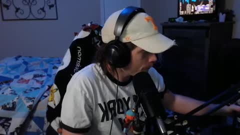 Snapshot of somethinqfunny chatting on December 8, 2024, 4:04 am Lover Boi online show from December 8, 2024, 4:04 am