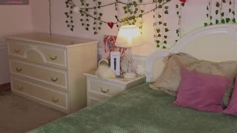 Snapshot of sonia_meow_ chatting on September 15, 2025, 6:02 am Sonia Meow online show from September 15, 2025, 6:02 am