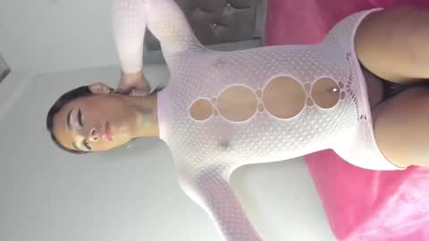 sophia_horny19 online show from October 25, 2025, 6:43 am