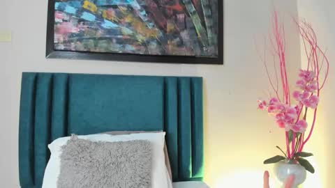 sophiacolliins online show from October 13, 2025, 12:16 pm