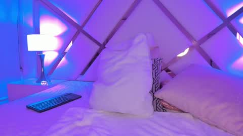 SophiaSmiths online show from April 19, 2026, 8:24 am