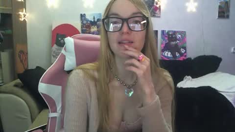 SophiaSonata online show from December 13, 2025, 7:53 pm