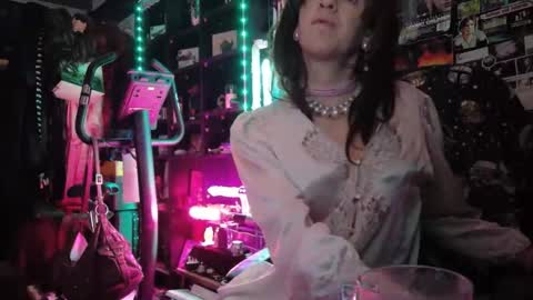 Snapshot of sophie198013 chatting on May 15, 2026, 10:50 pm Sophie Satin1980 online show from May 15, 2026, 10:50 pm