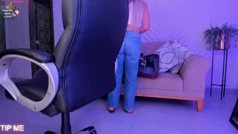 Sophie online show from April 17, 2026, 11:52 pm