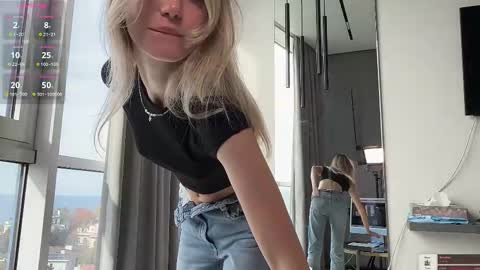 sophiebelll online show from October 30, 2025, 10:27 am