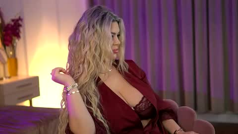 Sophie online show from December 17, 2025, 5:57 am