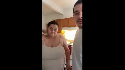 spanishcouple4255 online show from December 17, 2025, 4:02 pm