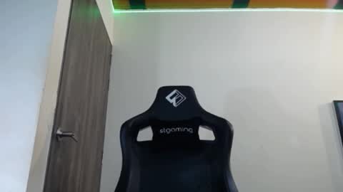 Snapshot of spartacus_cam chatting on February 5, 2025, 5:52 am     online show from February 5, 2025, 5:52 am