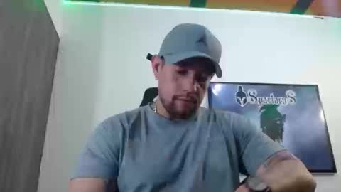 Snapshot of spartacus_cam chatting on September 10, 2025, 5:40 am     online show from September 10, 2025, 5:40 am