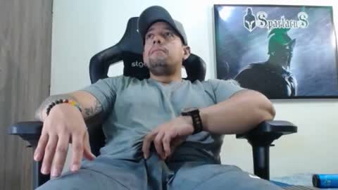 Snapshot of spartacus_cam chatting on September 25, 2025, 5:33 am     online show from September 25, 2025, 5:33 am