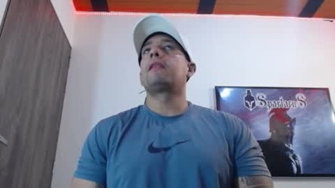 Snapshot of spartacus_cam chatting on October 6, 2025, 5:05 am     online show from October 6, 2025, 5:05 am