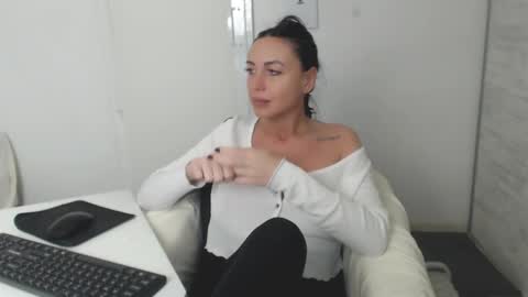 Carla online show from January 15, 2025, 6:29 pm