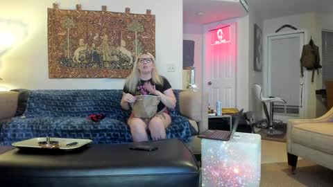 Snapshot of squirt_vip_room chatting on December 23, 2024, 1:40 am Roxy Day  Mossimo Knight online show from December 23, 2024, 1:40 am