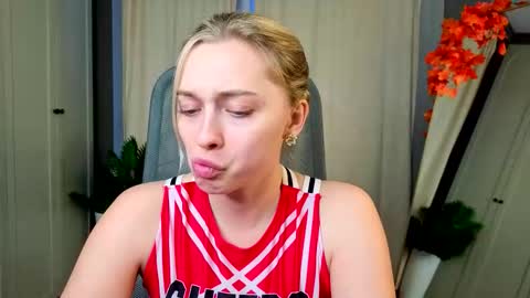 Kate online show from November 22, 2025, 1:43 pm