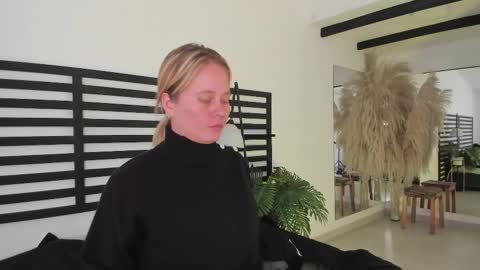 Stefanny   online show from February 18, 2025, 6:37 pm