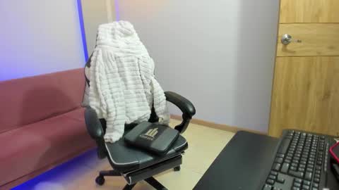 Stefany Bratz online show from October 23, 2025, 3:50 am