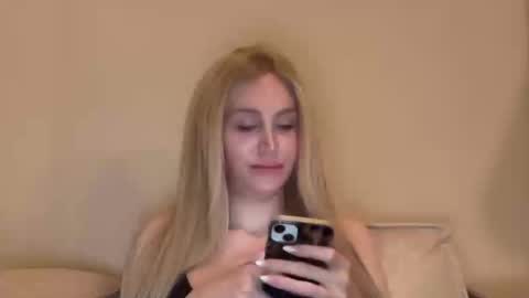 Stella Bella online show from October 1, 2025, 1:11 am