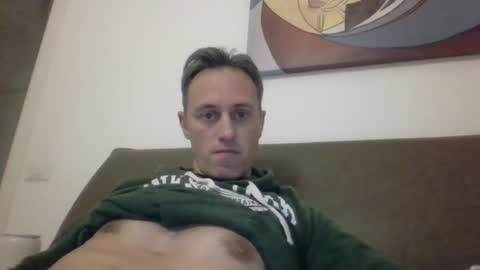Snapshot of sten015 chatting on December 19, 2024, 6:45 pm sten015 online show from December 19, 2024, 6:45 pm